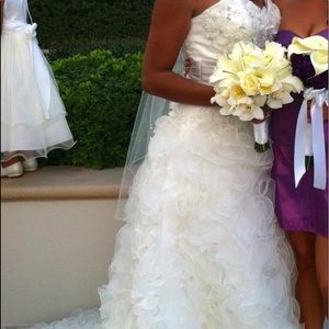 STUNNING WEDDING DRESS,beautiful decor and it fits like a glove ,